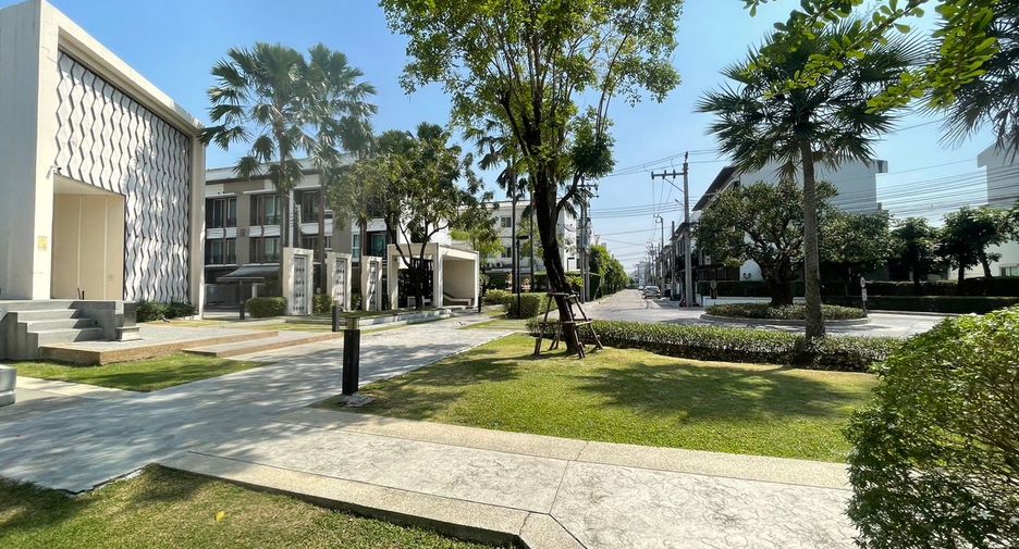 For sale studio townhouse in Lat Phrao, Bangkok