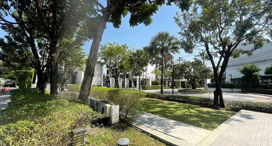 For sale studio townhouse in Lat Phrao, Bangkok