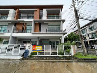 Reihenhaus zum Kauf mit Studio in Saphan Sung, Bangkok