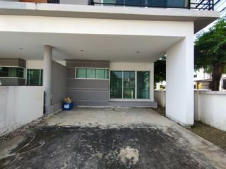 Reihenhaus zum Kauf mit Studio in Saphan Sung, Bangkok