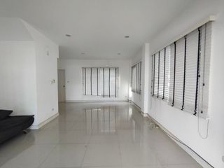 Reihenhaus zum Kauf mit Studio in Saphan Sung, Bangkok
