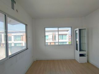 Reihenhaus zum Kauf mit Studio in Saphan Sung, Bangkok
