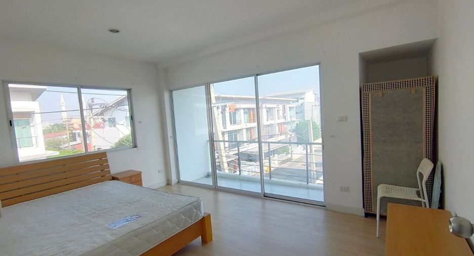 Reihenhaus zum Kauf mit Studio in Saphan Sung, Bangkok