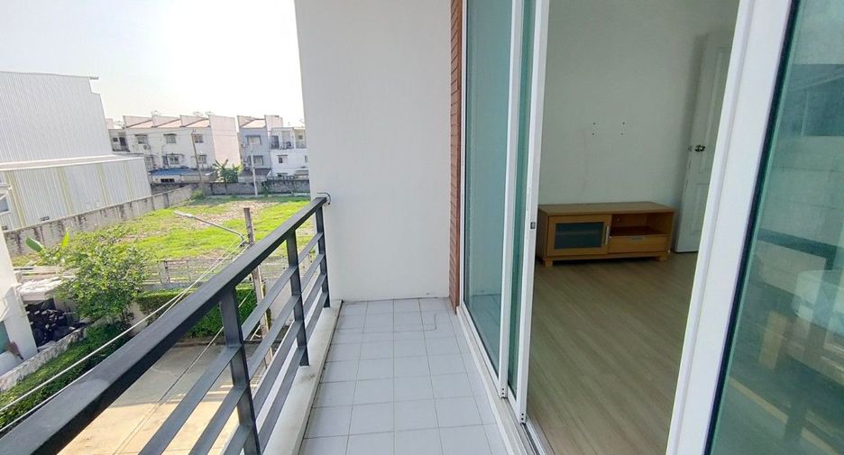 Reihenhaus zum Kauf mit Studio in Saphan Sung, Bangkok