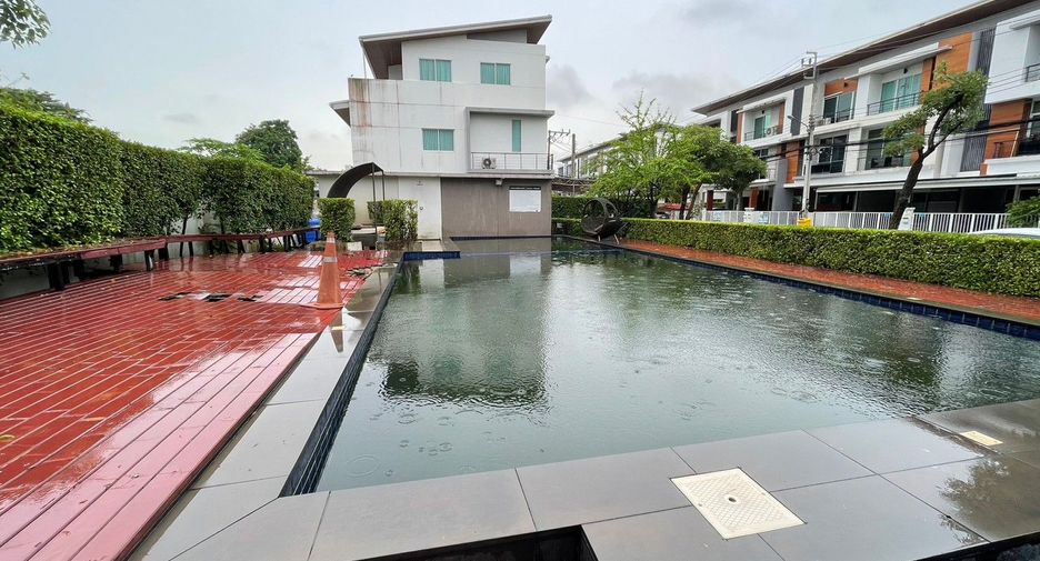 Reihenhaus zum Kauf mit Studio in Saphan Sung, Bangkok