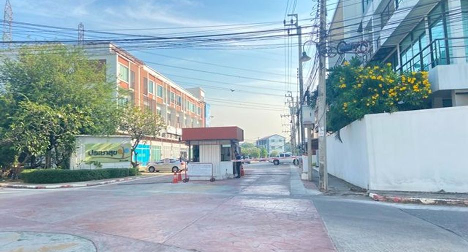 Casa adosada en venta de estudio en Bang Khun Thian, Bangkok