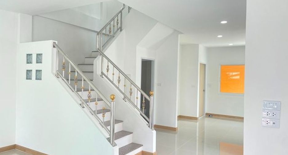 Casa adosada en venta de estudio en Bang Khun Thian, Bangkok