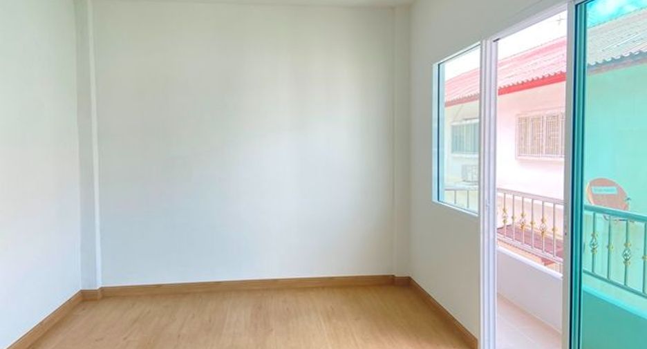Casa adosada en venta de estudio en Bang Khun Thian, Bangkok