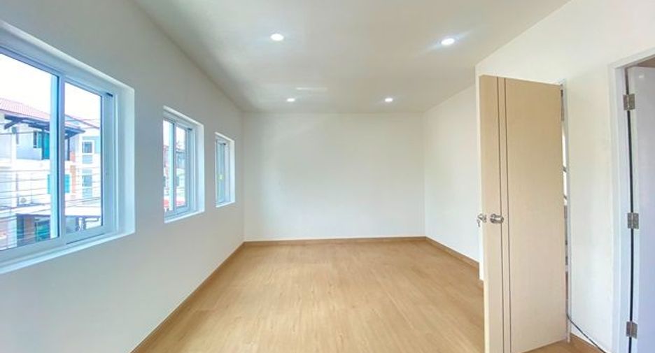 Casa adosada en venta de estudio en Bang Khun Thian, Bangkok
