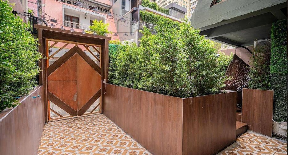 For sale 8 bedrooms hotel in Watthana, Bangkok