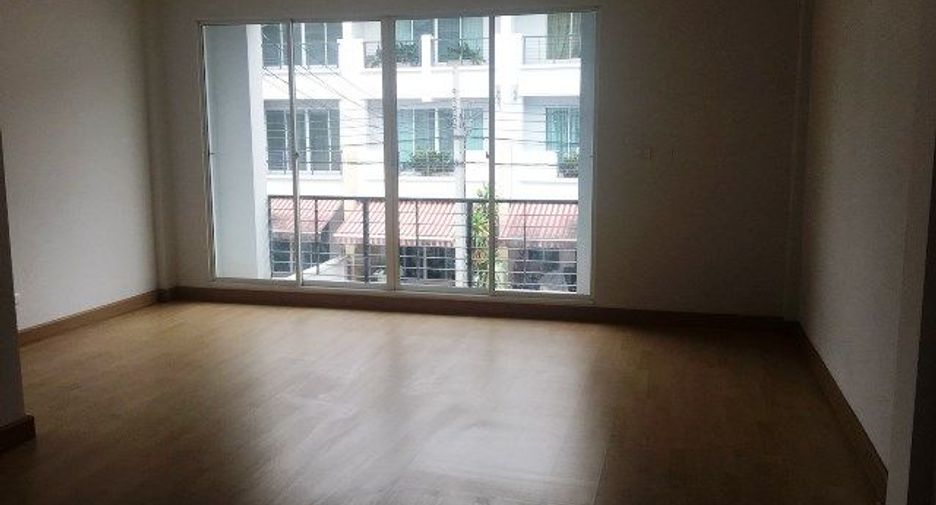 À vendre studio maison de ville à Bang Kapi, Bangkok