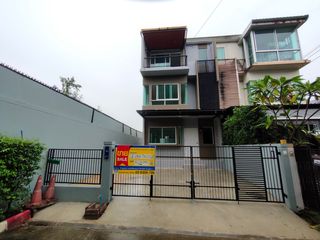 Reihenhaus zum Kauf mit Studio in Saphan Sung, Bangkok