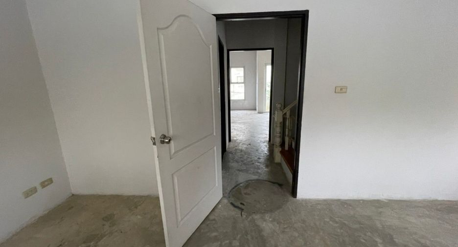 For sale studio townhouse in Bang Kapi, Bangkok