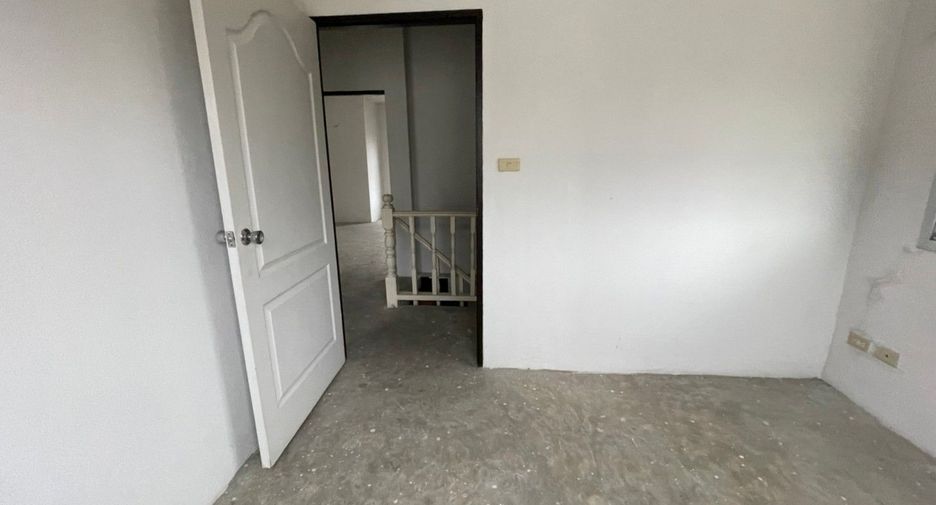 For sale studio townhouse in Bang Kapi, Bangkok