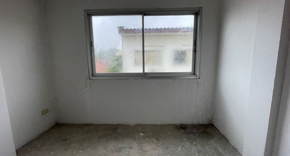 For sale studio townhouse in Bang Kapi, Bangkok