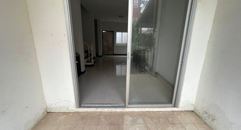 For sale studio townhouse in Bang Kapi, Bangkok