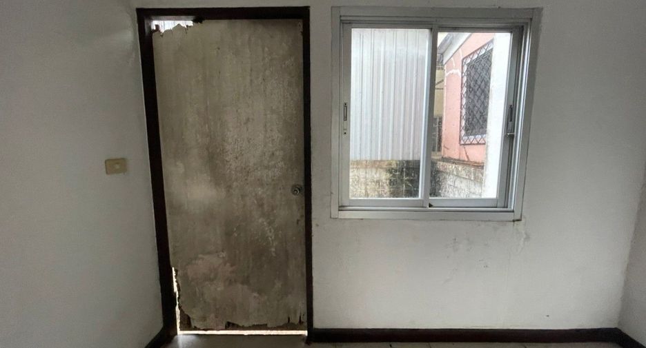 For sale studio townhouse in Bang Kapi, Bangkok