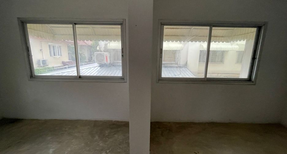 For sale studio townhouse in Bang Kapi, Bangkok