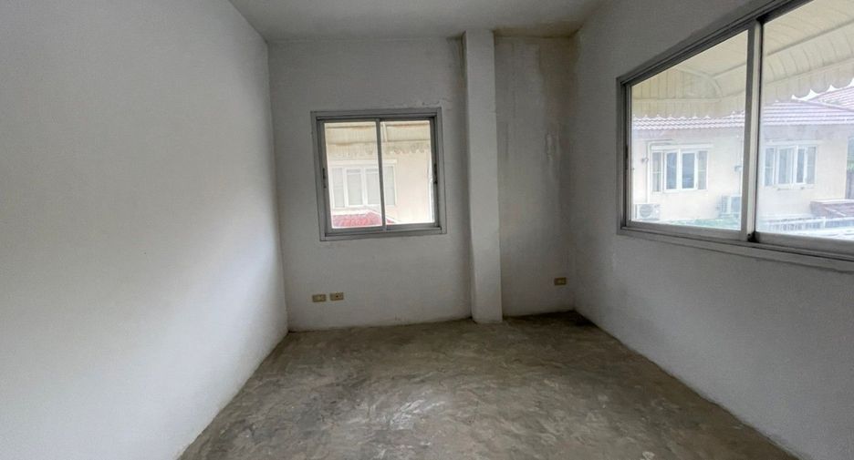 For sale studio townhouse in Bang Kapi, Bangkok