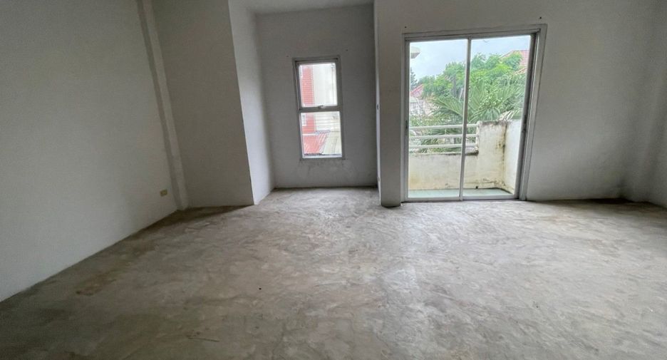 For sale studio townhouse in Bang Kapi, Bangkok