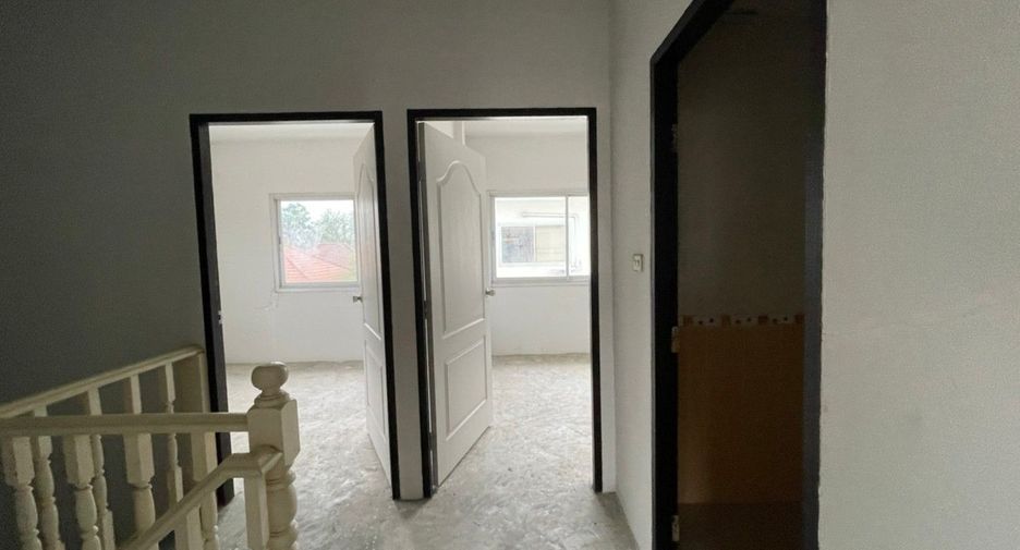 For sale studio townhouse in Bang Kapi, Bangkok