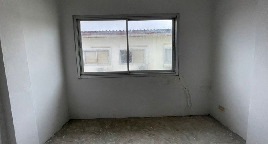 For sale studio townhouse in Bang Kapi, Bangkok