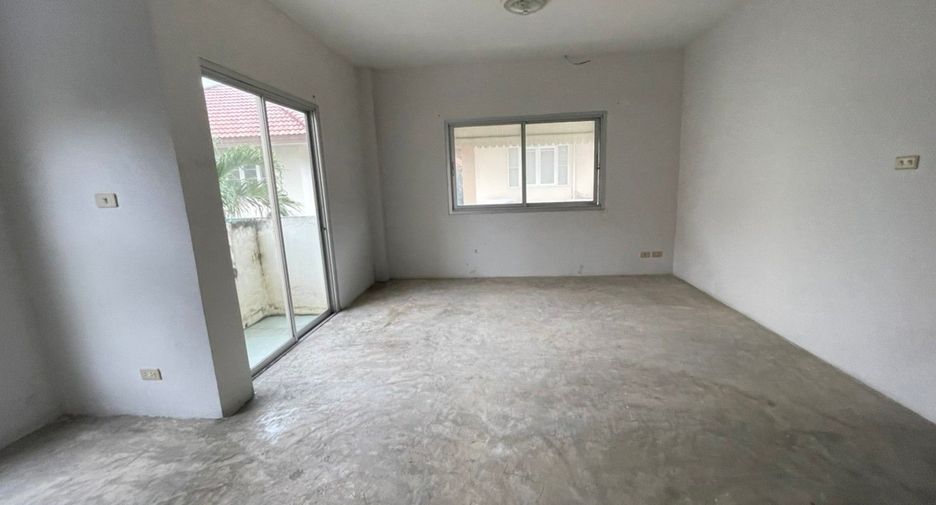 For sale studio townhouse in Bang Kapi, Bangkok