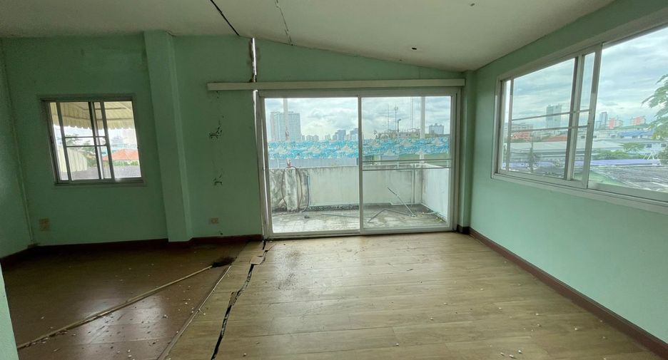 For sale studio townhouse in Bang Kapi, Bangkok