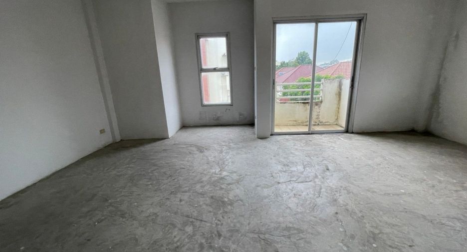 For sale studio townhouse in Bang Kapi, Bangkok