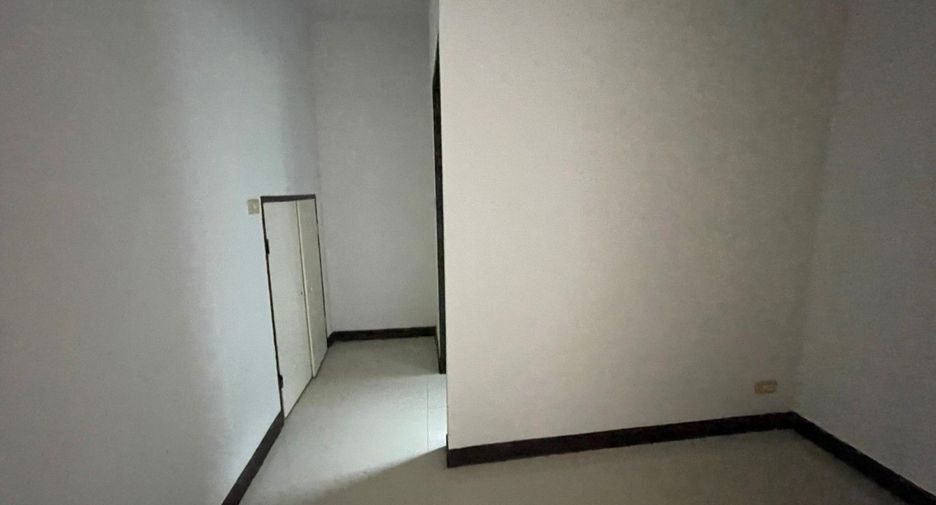 For sale studio townhouse in Bang Kapi, Bangkok