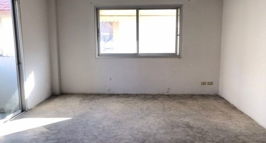 For sale studio townhouse in Bang Kapi, Bangkok