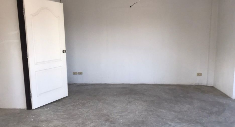 For sale studio townhouse in Bang Kapi, Bangkok