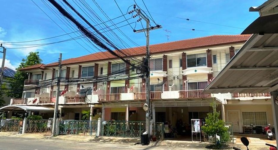 Casa adosada en venta de estudio en Bang Khen, Bangkok