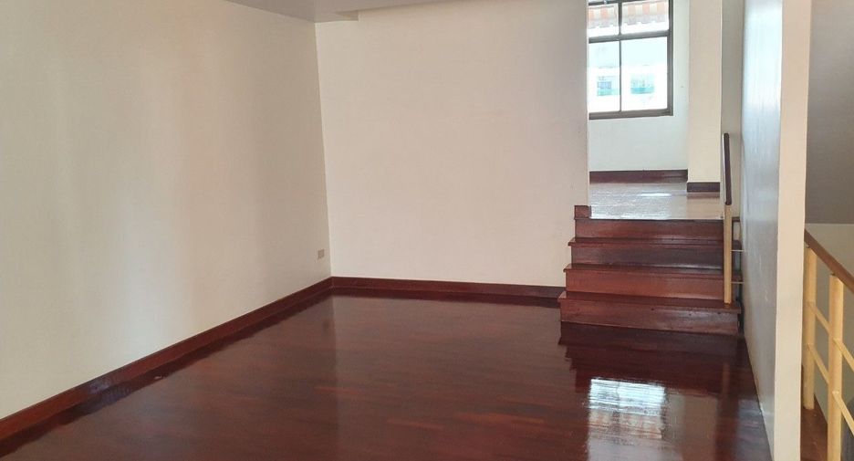 Casa adosada en venta de estudio en Bang Phlat, Bangkok