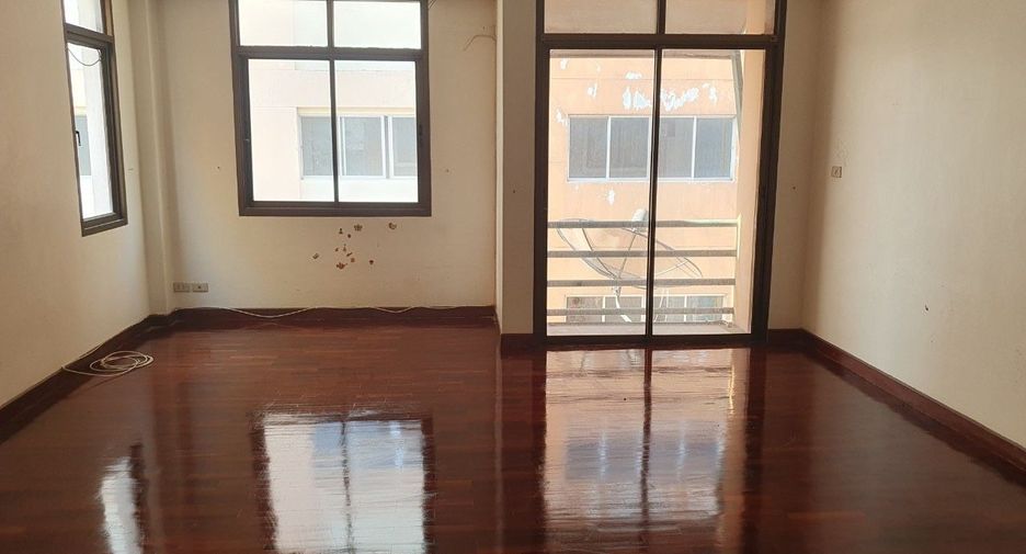 Casa adosada en venta de estudio en Bang Phlat, Bangkok
