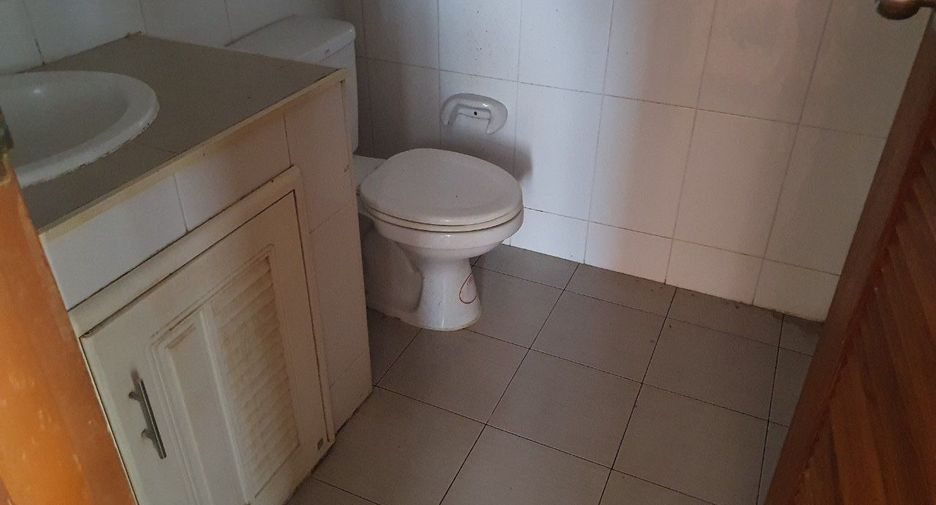 Casa adosada en venta de estudio en Bang Phlat, Bangkok