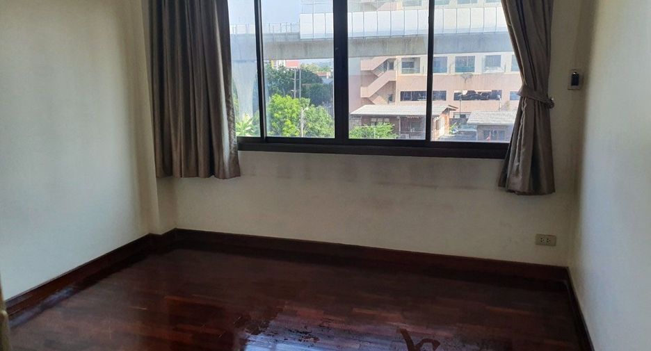 Casa adosada en venta de estudio en Bang Phlat, Bangkok
