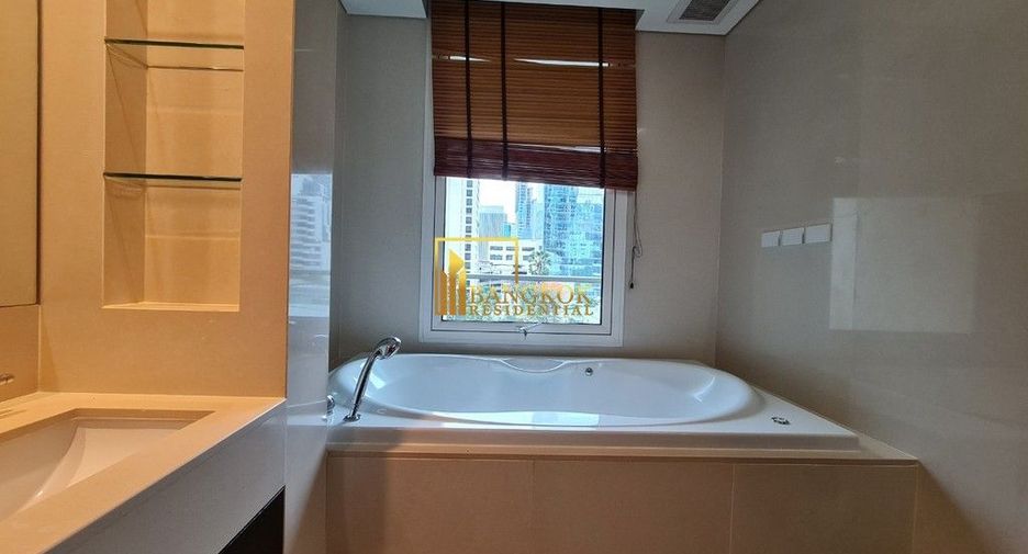 For rent 3 bedrooms condo in Pathum Wan, Bangkok