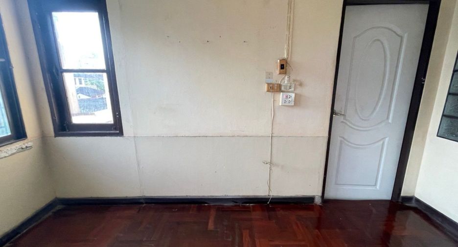 Casa adosada en venta de estudio en Mueang Nonthaburi, Nonthaburi