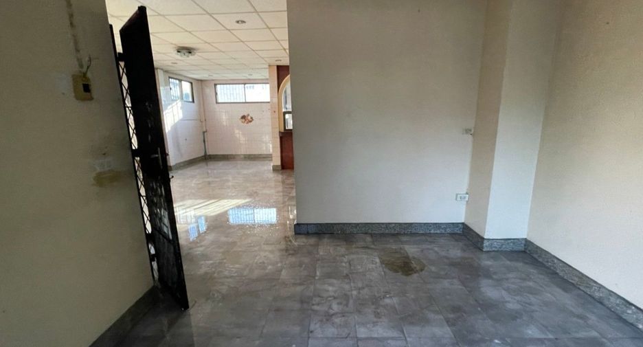 Casa adosada en venta de estudio en Mueang Nonthaburi, Nonthaburi