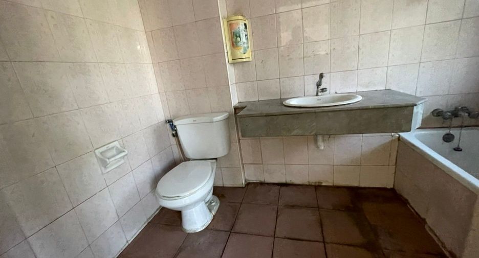 Casa adosada en venta de estudio en Mueang Nonthaburi, Nonthaburi