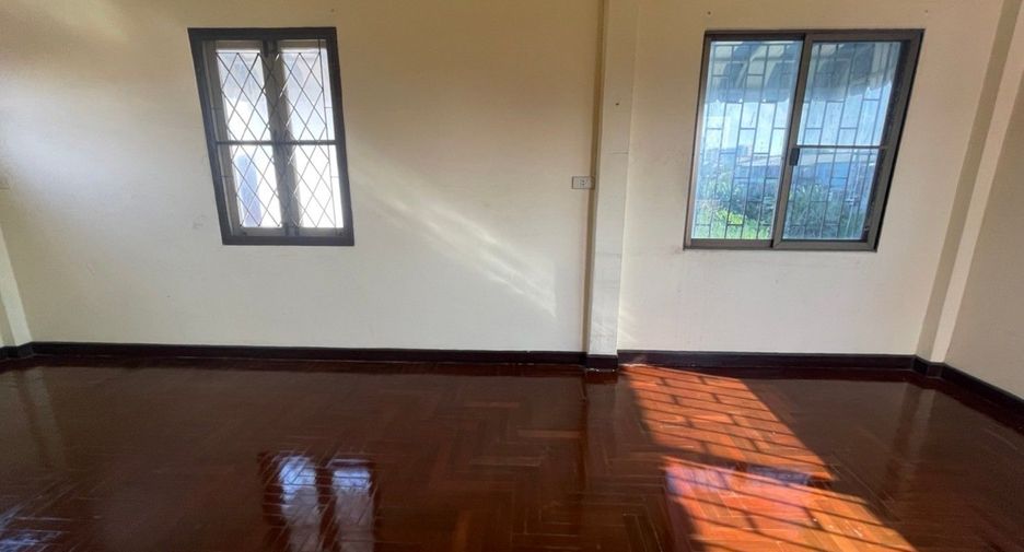 Casa adosada en venta de estudio en Mueang Nonthaburi, Nonthaburi