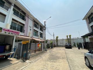 Casa adosada en venta de estudio en Lat Krabang, Bangkok