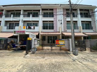 Casa adosada en venta de estudio en Lat Krabang, Bangkok