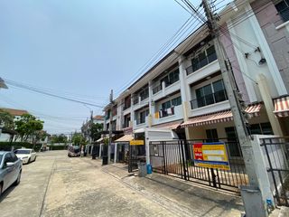 Casa adosada en venta de estudio en Lat Krabang, Bangkok
