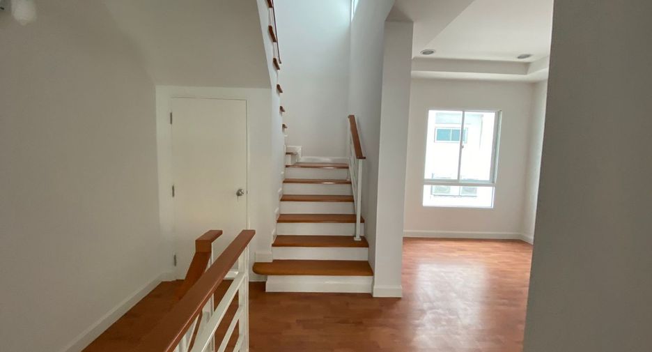 Casa adosada en venta de estudio en Lat Krabang, Bangkok