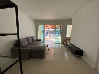 Casa adosada en venta de estudio en Lat Krabang, Bangkok