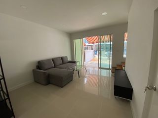 Casa adosada en venta de estudio en Lat Krabang, Bangkok