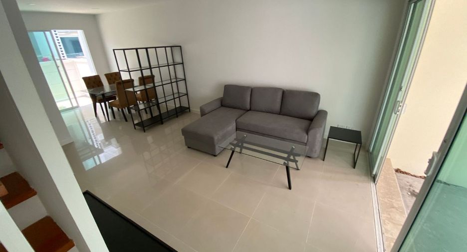 Casa adosada en venta de estudio en Lat Krabang, Bangkok