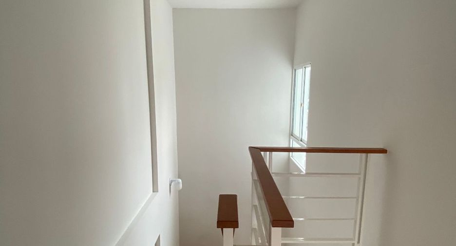 Casa adosada en venta de estudio en Lat Krabang, Bangkok